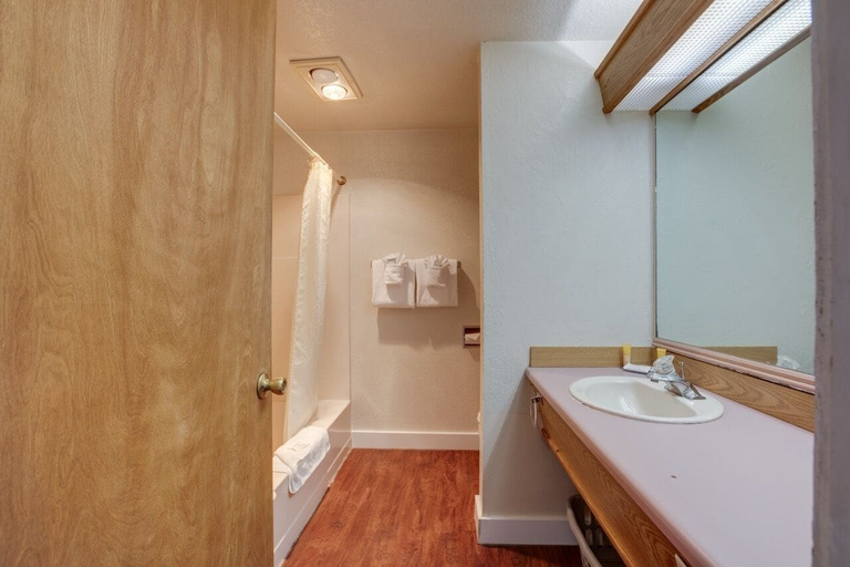 Bathroom 4, Surfside Resort, Tillamook