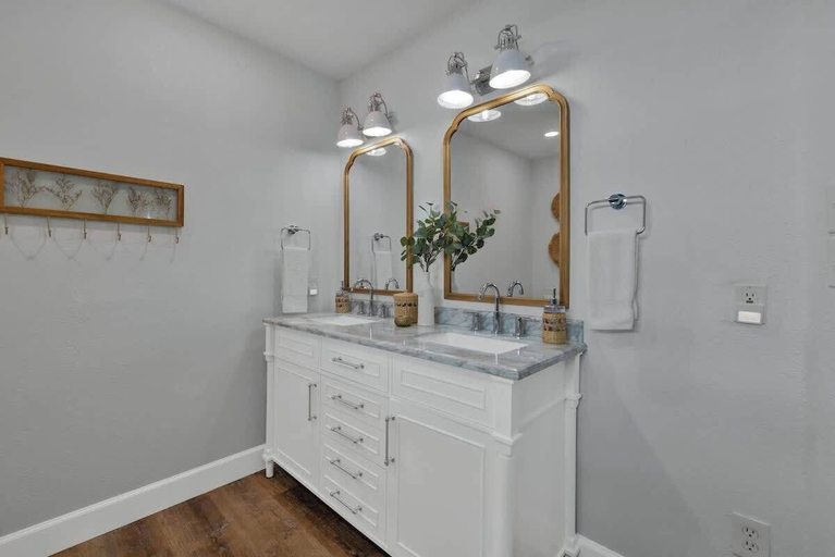 Bathroom 3, Weitz Retreat, Gillespie