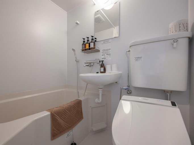 Bathroom 4, HOTEL R9 The Yard Buzen, Buzen