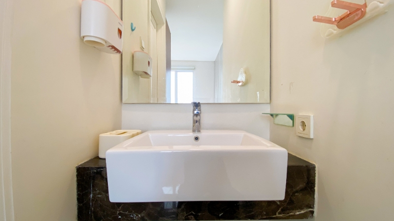 Bathroom 4, Fancy and Good Design 2BR at Grand Madison Apartment By Travelio, Jakarta Barat