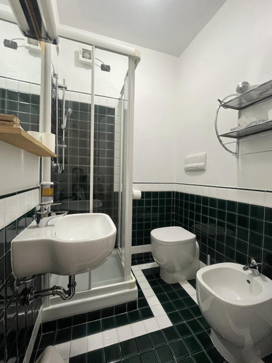 Bathroom 3, hotel liberty, Sassari