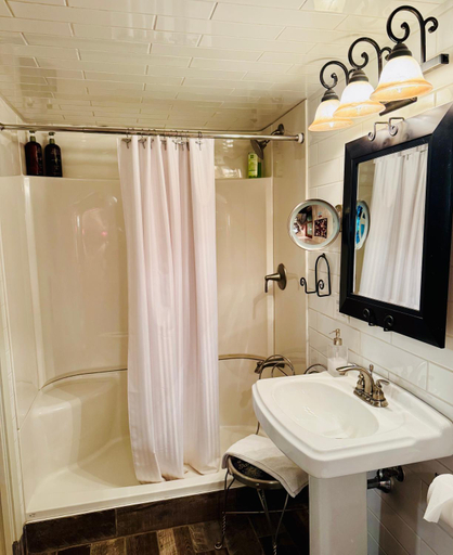 Bathroom 3, Magnolia Petal, Capital