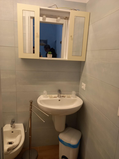Bathroom 3, Finestra sul Borgo, Imperia