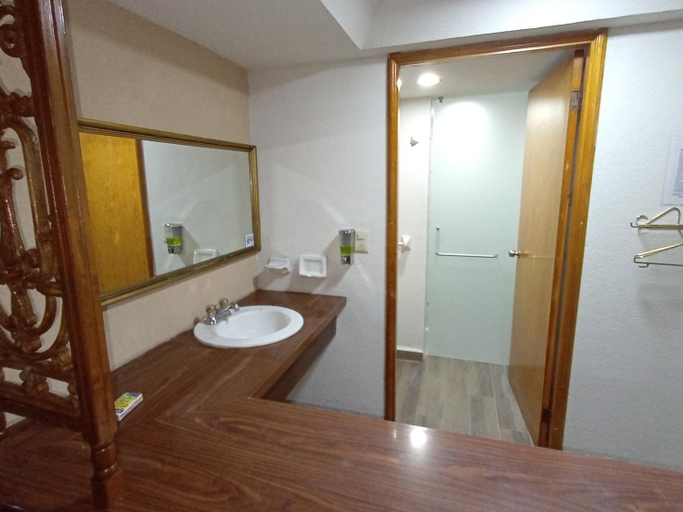 Bathroom 3, Hotel Imperial Saltillo, Saltillo
