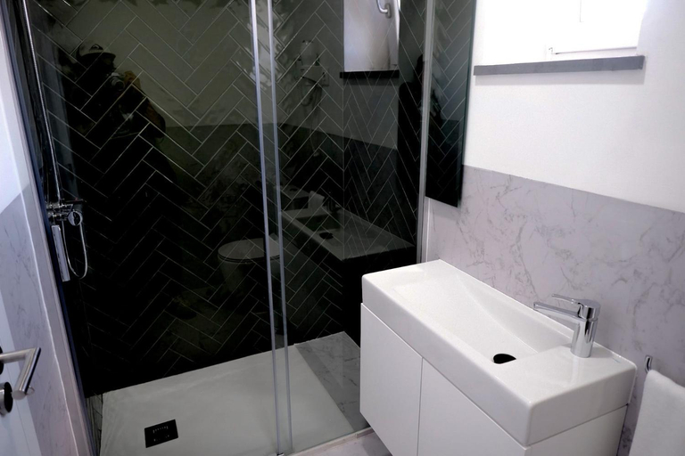 Bathroom 3, Mid-Atlantic Hostel, Angra do Heroísmo