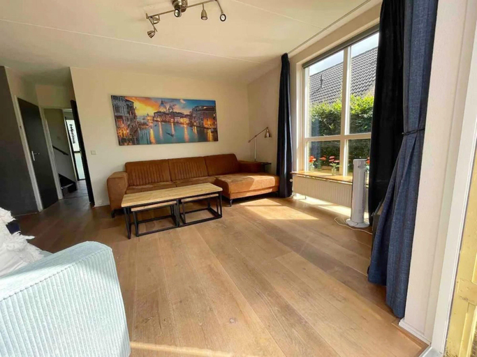 Living room 5, Family Bungalow With Private Garden, Beuningen