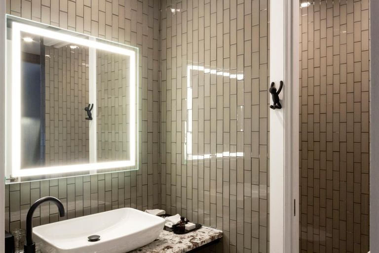 Bathroom 3, Logan Inn, Bucks