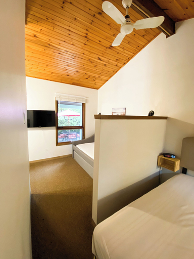 Living area 5, Black Horse Motor Inn, Lake Hurron