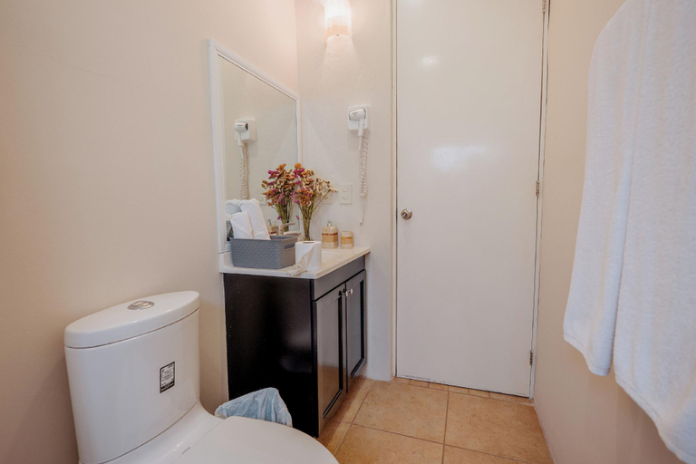 Bathroom 3, Suites La Playa, Dist. Pochutla