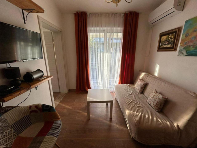 Others 4, Sweet home with a jard Slavica
