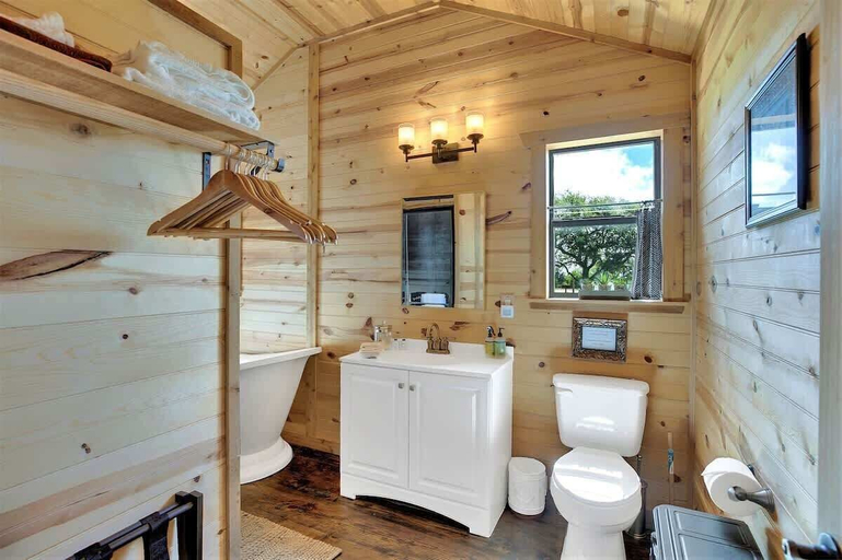 Bathroom 4, Luxurious & Intimate Cottage in Fred Wine Country!, Gillespie