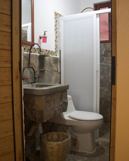 Bathroom 2, Kasa Jaguar, Dist. Pochutla