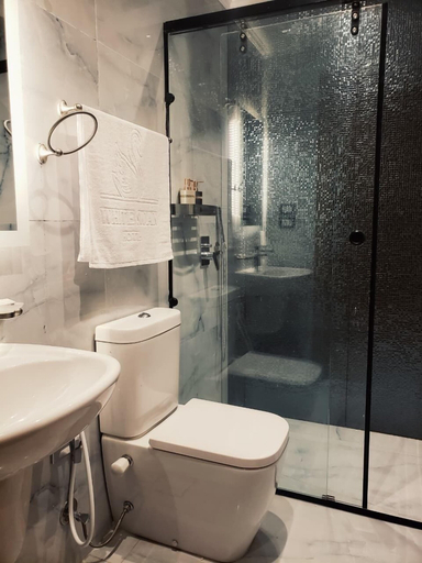 Bathroom 4, white swan hotel, 'Abdin