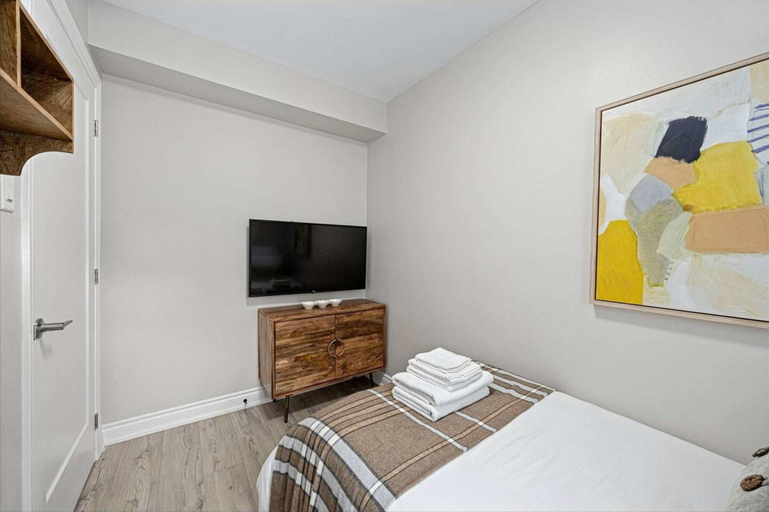 Room 5, Casa Hotel Stylish Modern Family Suite w Patio, Toronto