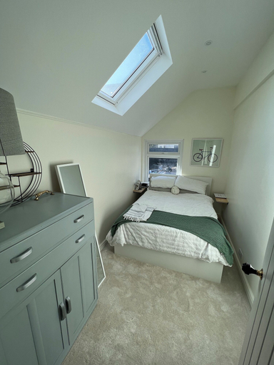 Room 4, Spacious House in Guildford, Surrey