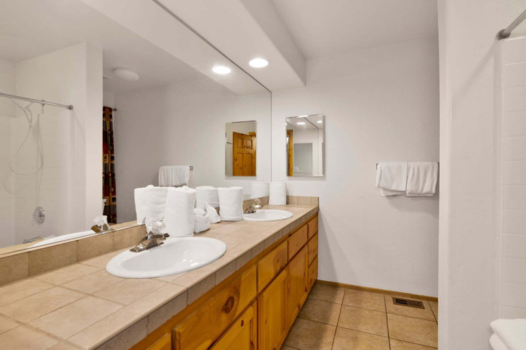Bathroom 5, Little Cubs Cabin #1986, San Bernardino