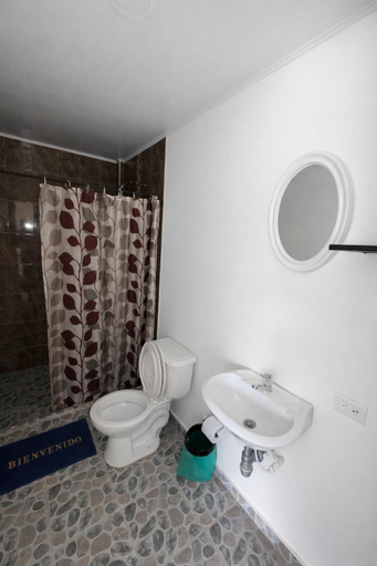 Bathroom 3, Victoria's Gennie Bay Village Hostal, San Andrés