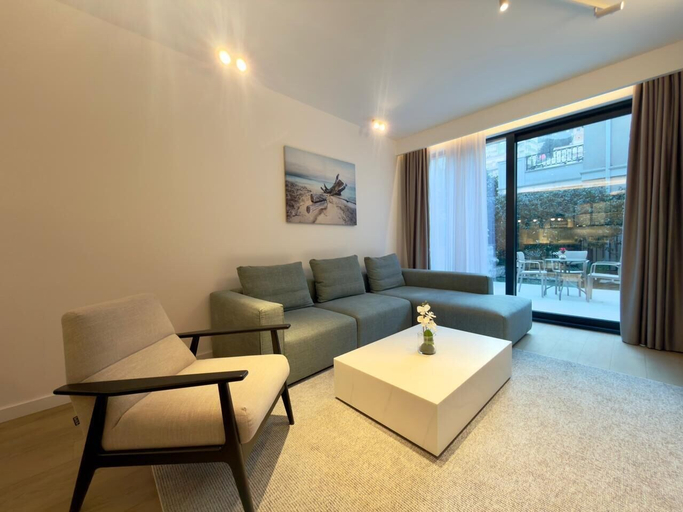 Living area 2, Poolside Central Apartment
