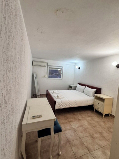 Room 3, White Hills Apartments