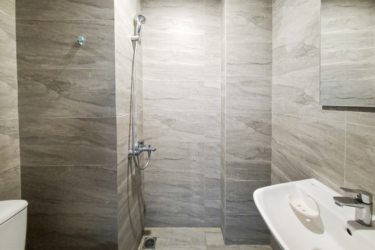 Bathroom 2, Splendid Warm Studio Room at Apartment Collins Boulevard By Travelio, Tangerang
