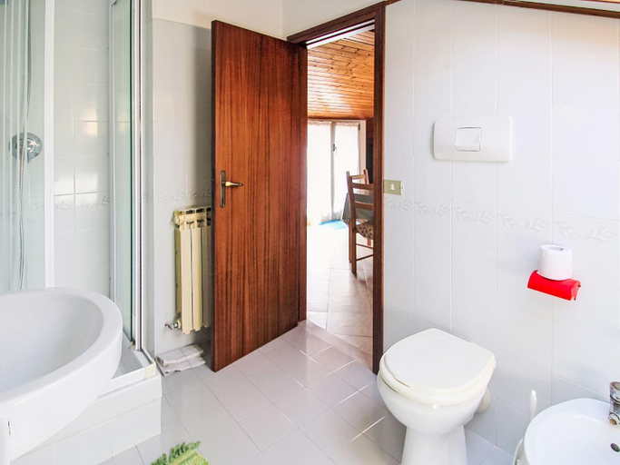 Bathroom 2, Apartment Brunetta by Interhome, Genova