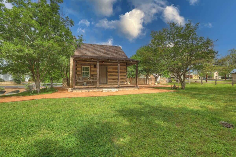 Primary image, Town Creek Cabin Walk to Main St, Gillespie