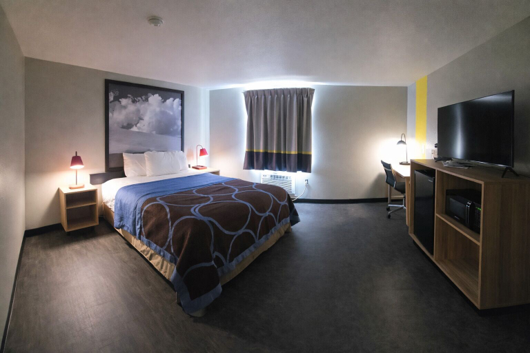 Bedroom 3, Super 8 by Wyndham Lewiston, Nez Perce