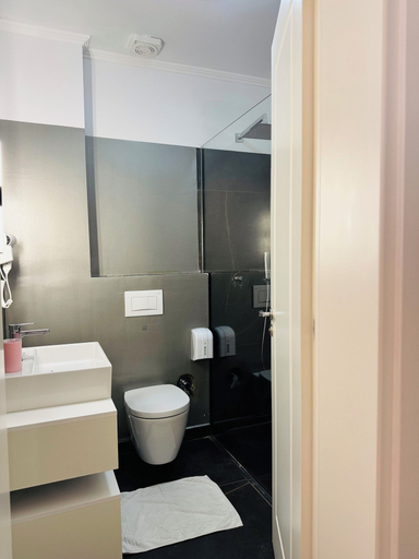 Bathroom 4, Hotel Onufri, Kavajës