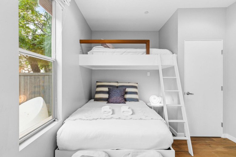 Bedroom 2, Haines Luxury Dream Home - Bay Views, Rooftop, Fire Pit & AC, San Diego