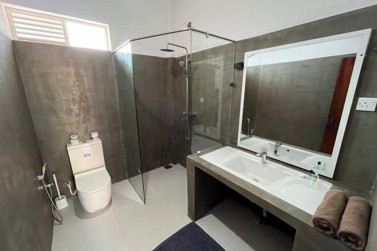 Bathroom 4, Pearl Island Beach Hotel, Hikkaduwa