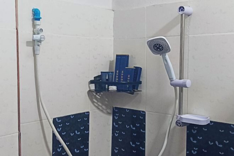 Bathroom 3, Hometown of Dragon Hotel, Vangvieng