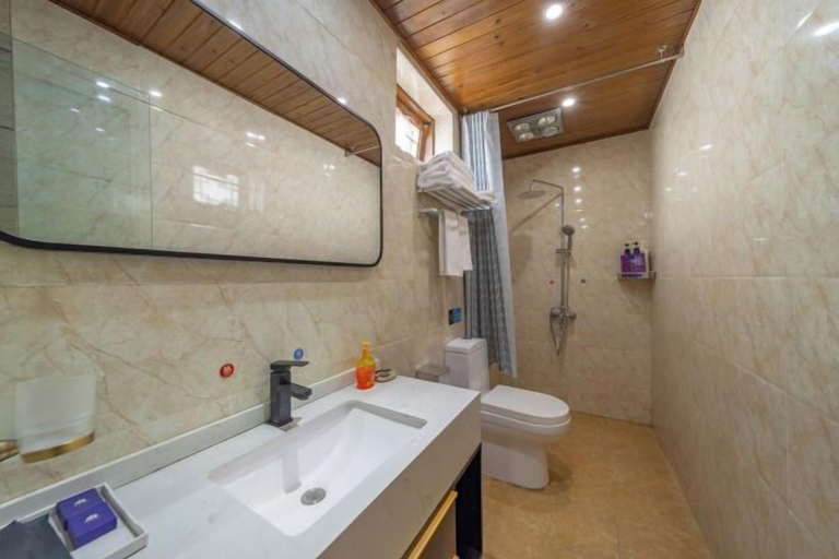 Bathroom 2, Home Inn (Zhongyi), Lijiang