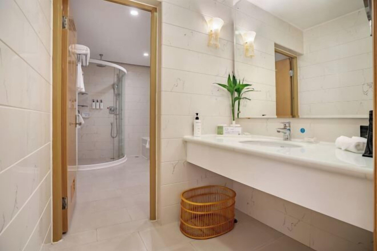 Bathroom 3, Honghe Guanfang Hotel, Honghe Hani and Yi