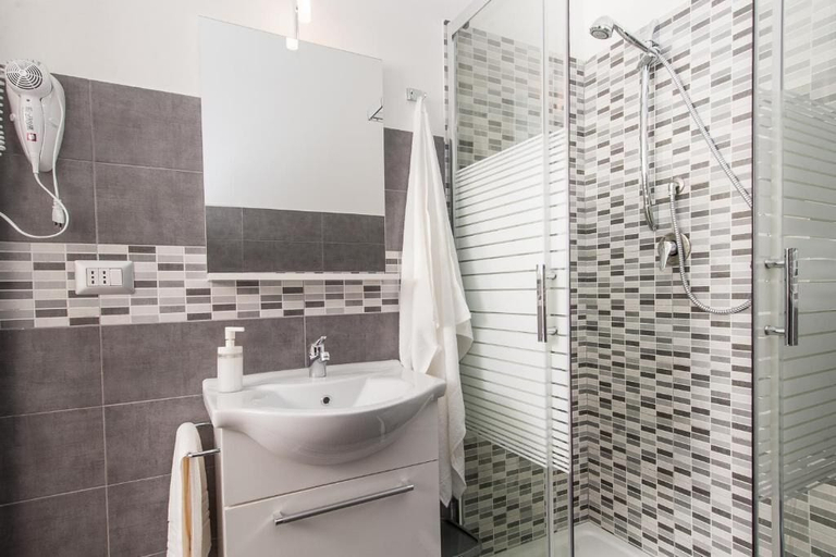Bathroom 5, Casa Genna, Palermo