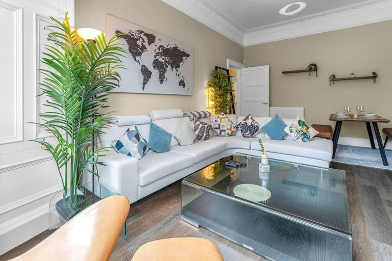 Room 4, Stylish Elegance in City s Heart, Edinburgh
