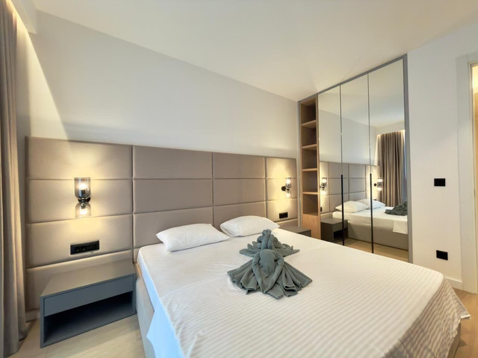 Room 4, Poolside Central Apartment