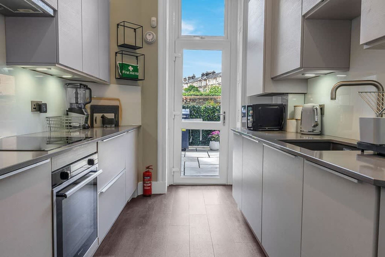 Room 5, Stylish Elegance in City s Heart, Edinburgh