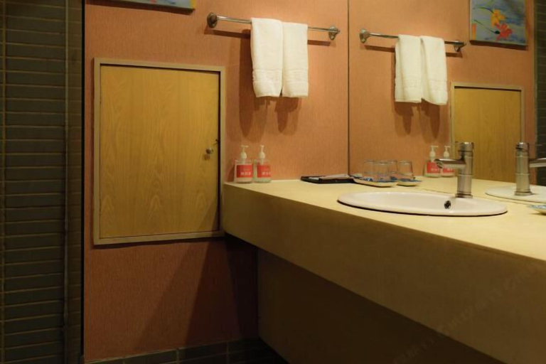 Bathroom 3, Yuanda Business Hotel, Harbin