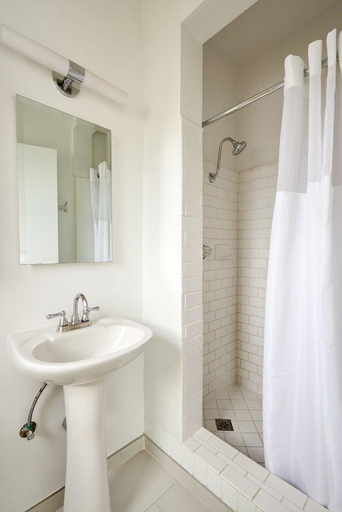 Bathroom 4, Hotel Beverly Terrace - Beverly Hills/West Hollywood, Los Angeles