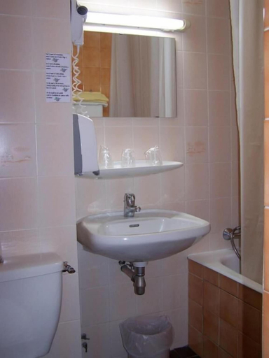 Bathroom 5, Hotel Estival-Arriel, Hautes-Pyrénées