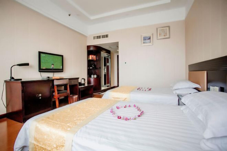 Bedroom 2, Dabieshan Hotel, Huanggang