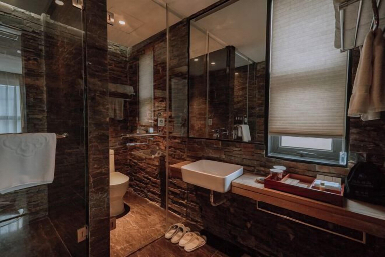Bathroom 4, Dali Hidden in the Clouds Lake View Hotel, Dali Bai