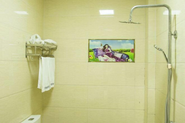 Bathroom 5, Longge Express Inn, Qujing