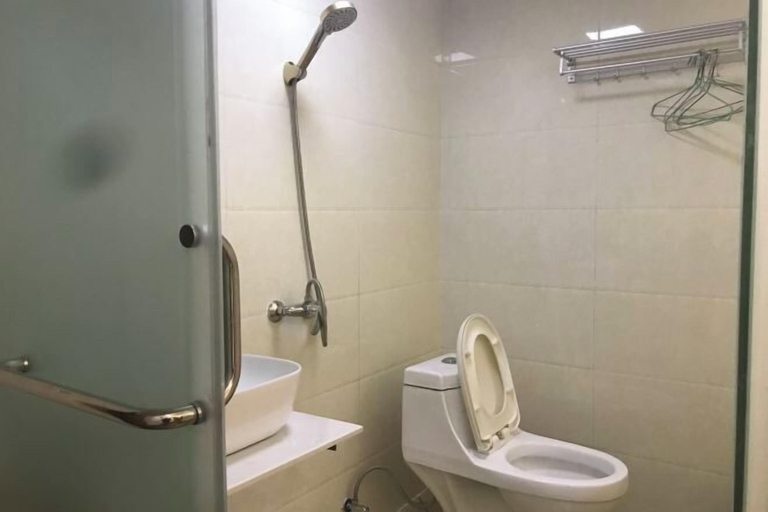 Bathroom, A Good Year, Xiangxi Tujia and Miao