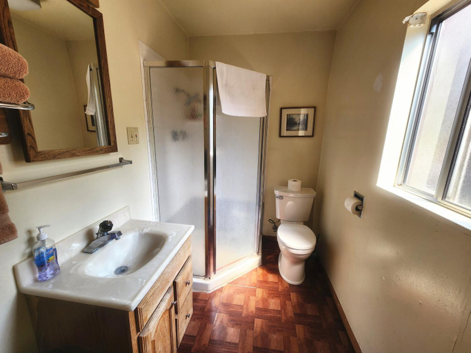 Bathroom 5, Creek Runner Lodge, San Bernardino