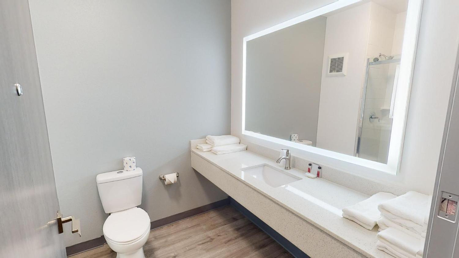 Bathroom 4, Bevens Creek Inn - Stay Suites, Carver
