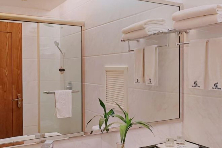 Bathroom 2, Guanhai Holiday Hotel, Shanwei