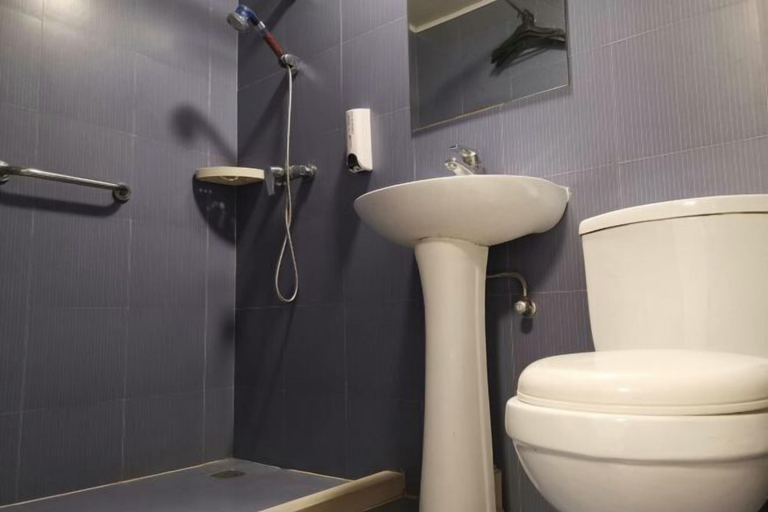 Bathroom 5, Baishijie Hotel, Shantou