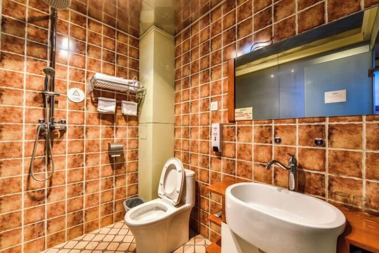 Bathroom 3, Lezhuang Linka Inn, Dêqên Tibetan