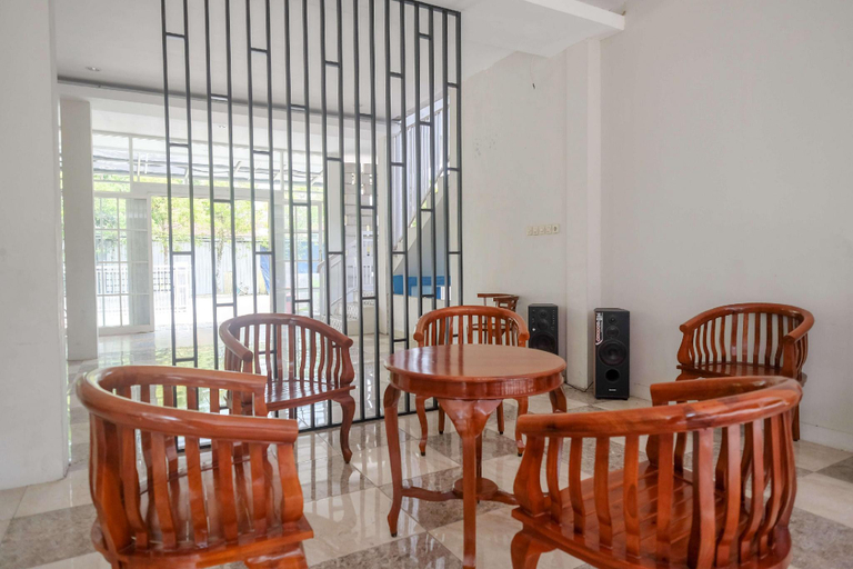 Public Area 2, RedDoorz near Stadion Kridosono Blora, Blora